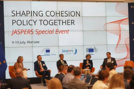 The European Investment Bank (EIB), the European Commission (EC), and national stakeholders gathered in Warsaw for a two-day special event co-hosted by the Polish Ministry of Development Funds and Regional Policy, marking the 20 years celebration of JASPERS.
The event brought together over 90 participants to reflect on JASPERS’ achievements and explore how advisory services can continue to support EU priorities in a changing world.